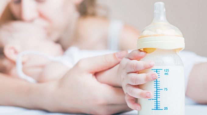 5 Astuces Pour Aider Bebe A Boire Seul Babireva