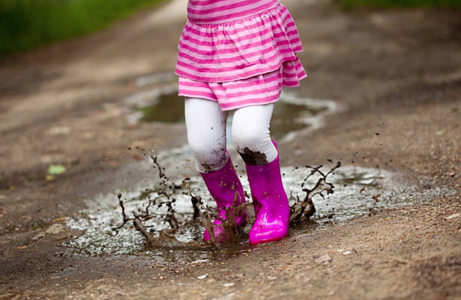 enfant fille saleté salir bêtise flaque pluie jouer