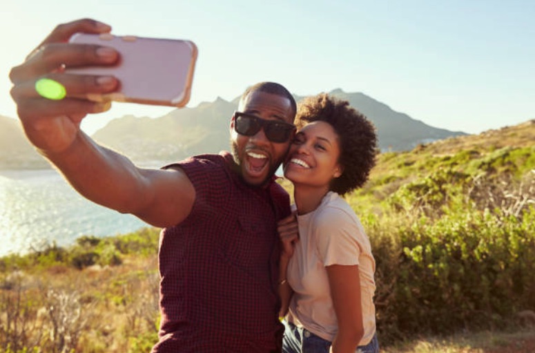 couple vacances selfie