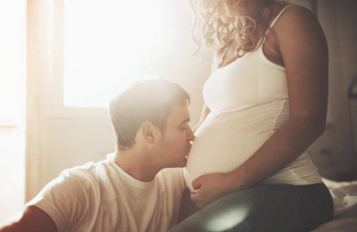 couple enceinte grossesse bonheur heureux