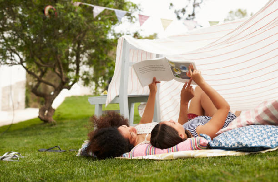 parents enfants jeux extérieur loisirs lire livre activité