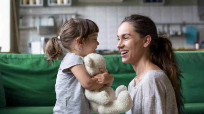 Enfants Enfants Discuter Parler Parents Maman Mere Fille Famille Complicite Jeux