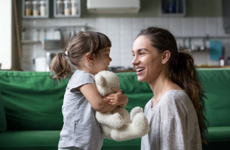 enfants enfants discuter parler parents maman mere fille famille complicite jeux