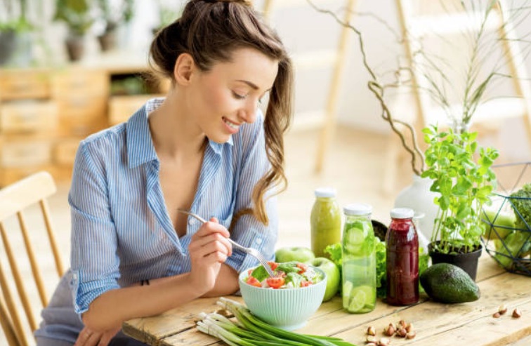 femme manger nourriture aliment salade sain équilibré