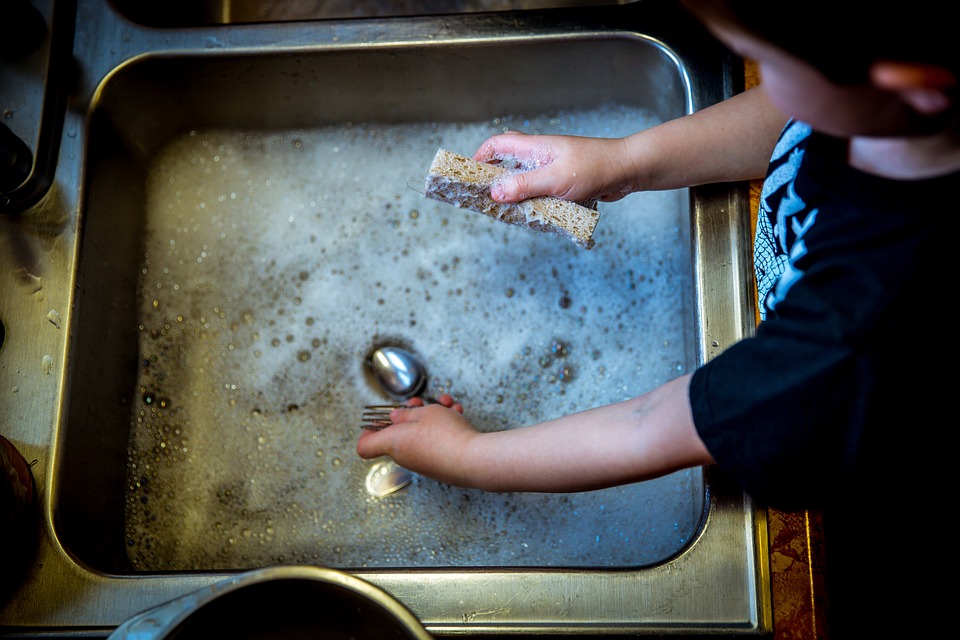 enfant vaisselle tâche ménagère