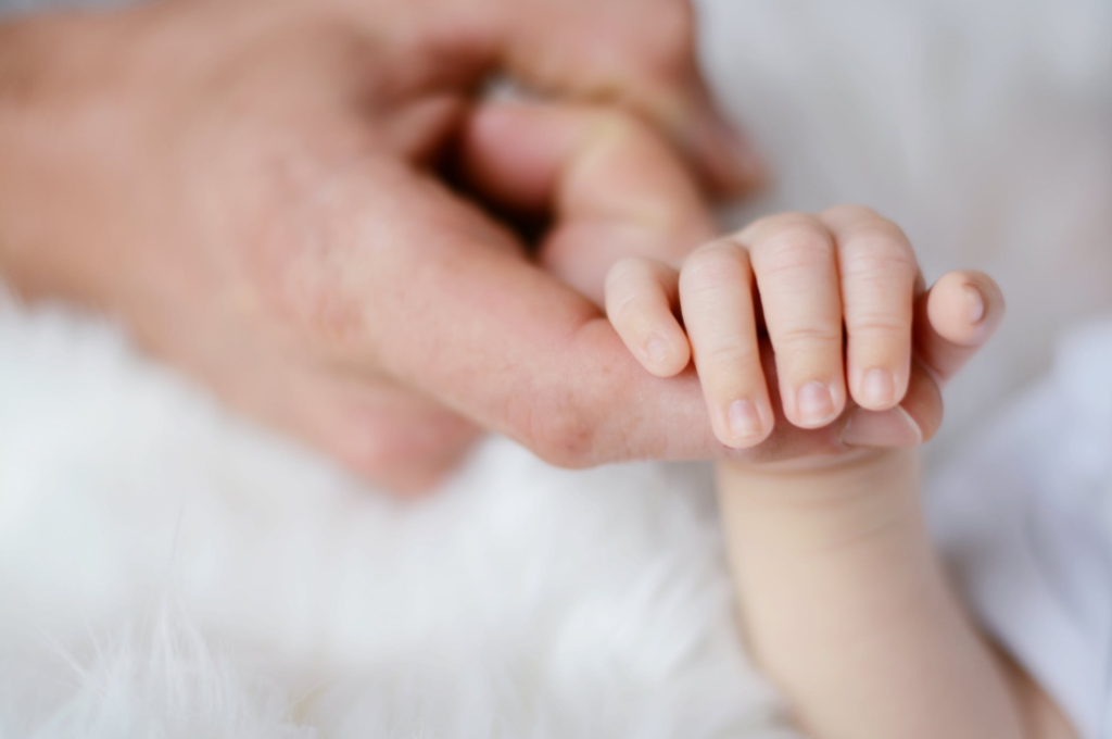 mains de bébé naissance