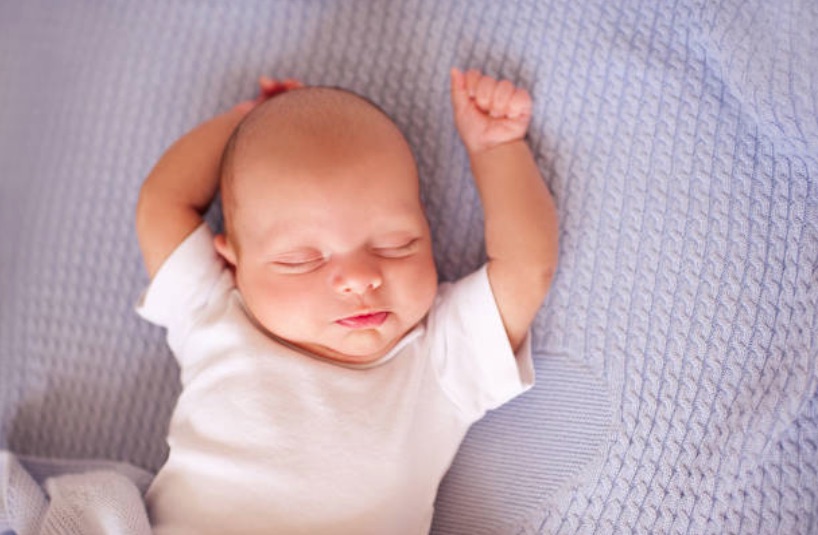 bébé nourrisson dormir sommeil réflexe de Moro