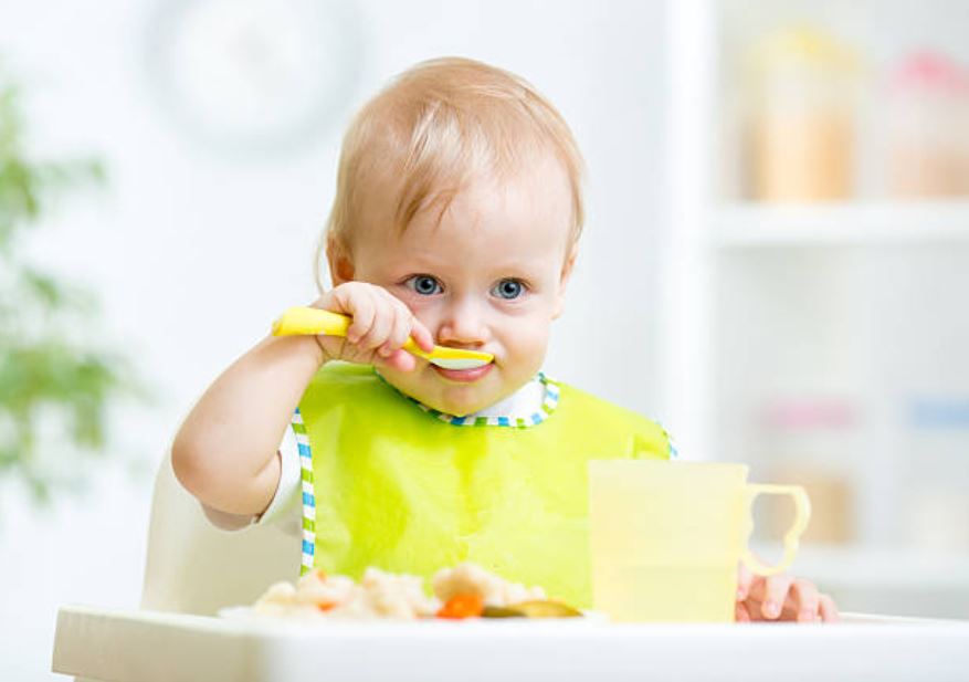 bébé manger nourrir nourriture diversification alimentaire