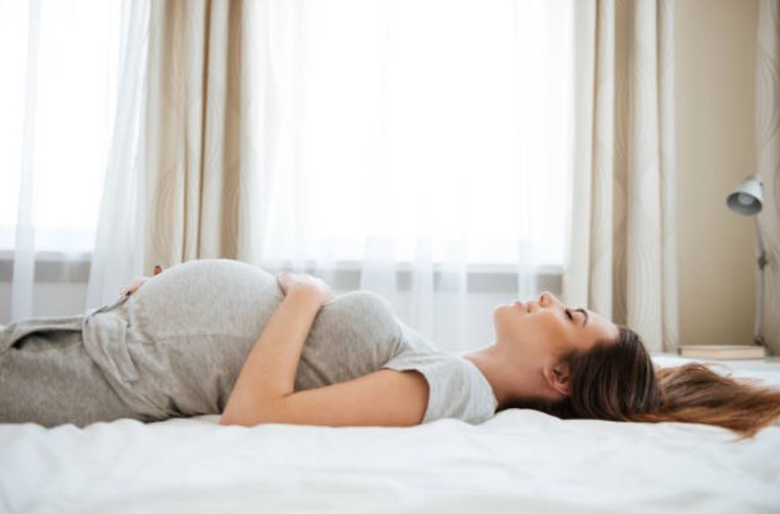 femme enceinte grossesse allongé dormir fatigue alitée contractions congé pathologique
