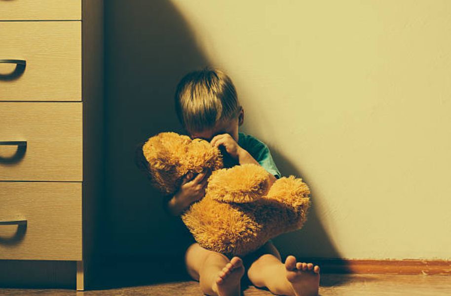enfant peur triste garçon doudou nounours angoisse anxiété