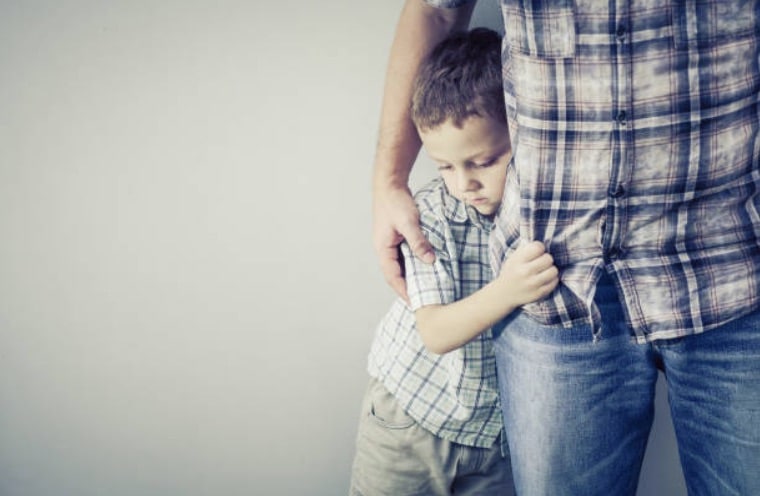 enfant timide reserve garçon peur harcelement parents peur sensible