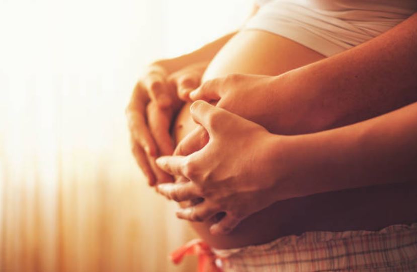grossesse enceinte couple bébé attente père mère