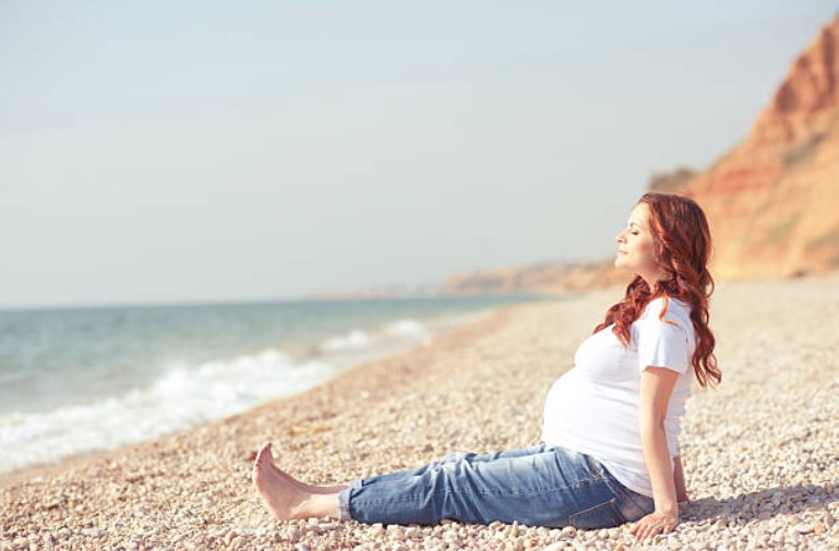 soleil plage été femme enceinte grossesse vacances
