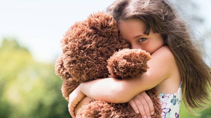 Fille Fillette Timide Reservee Doudou Enfant