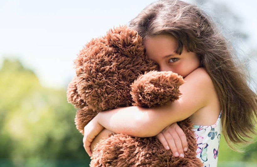 fille fillette timide reservee doudou enfant