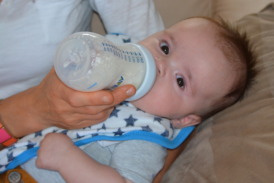 bébé biberon lait