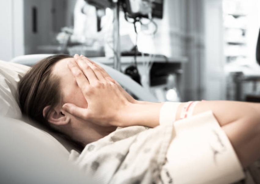 femme hôpital accouchement malade souffrance peur douleurs