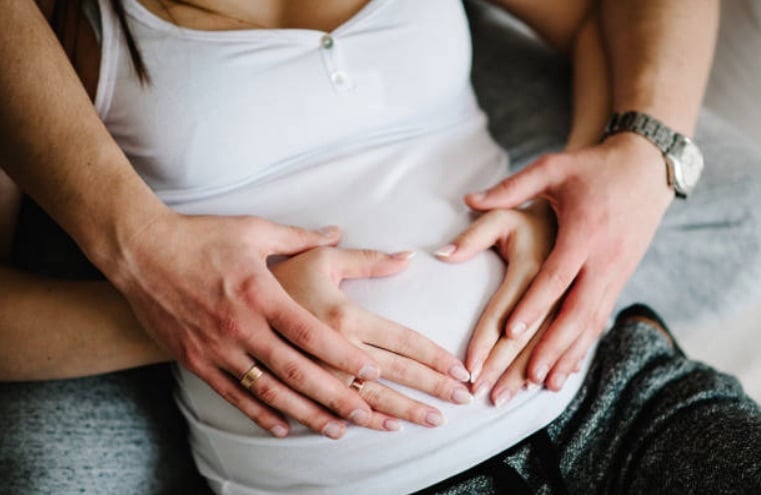 couple grossesse enceinte femme homme papa maman pere mere infertilite fiv uterus
