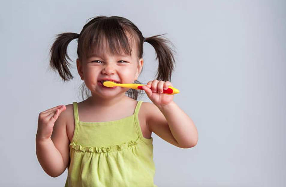 fillette fille enfant dents brosse à dents caries bébé