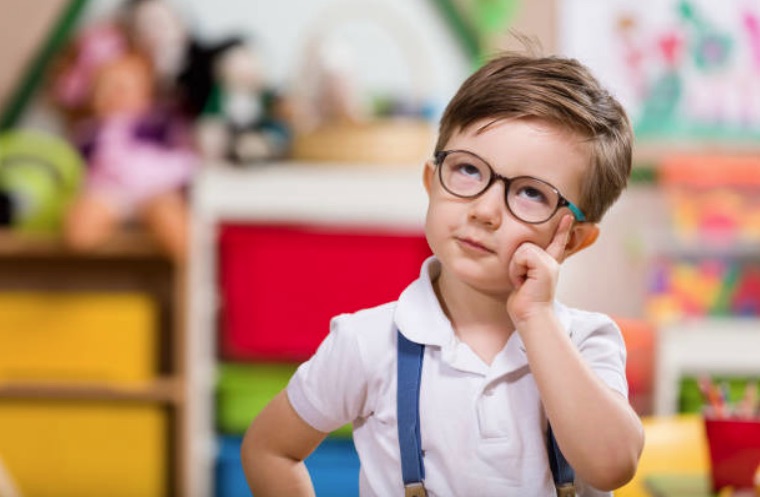 enfant garçon concentré réfléchir école