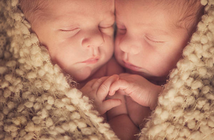 jumeaux bébés nourrisson nouveaux-nés