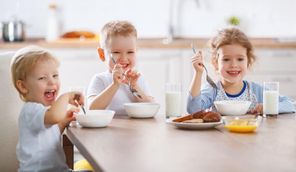 enfants petit-déjeuner céréales matin manger famille repas week-end fratrie