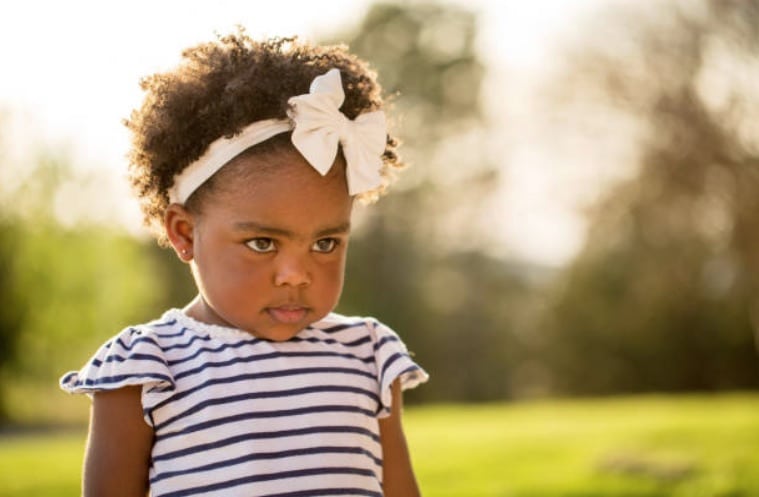 enfant fille fillette soleil jeux exterieur