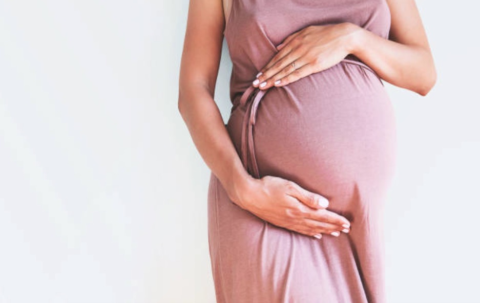 femme enceinte grossesse élégante robe sexe du bébé superfétation fin de grossesse