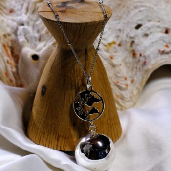 Bola de grossesse avec chaîne – Terre Argent